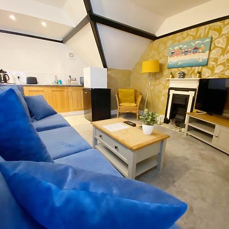 The Beach Hut - 1 Bedroom Apartment Near The Beach Борнмът Екстериор снимка