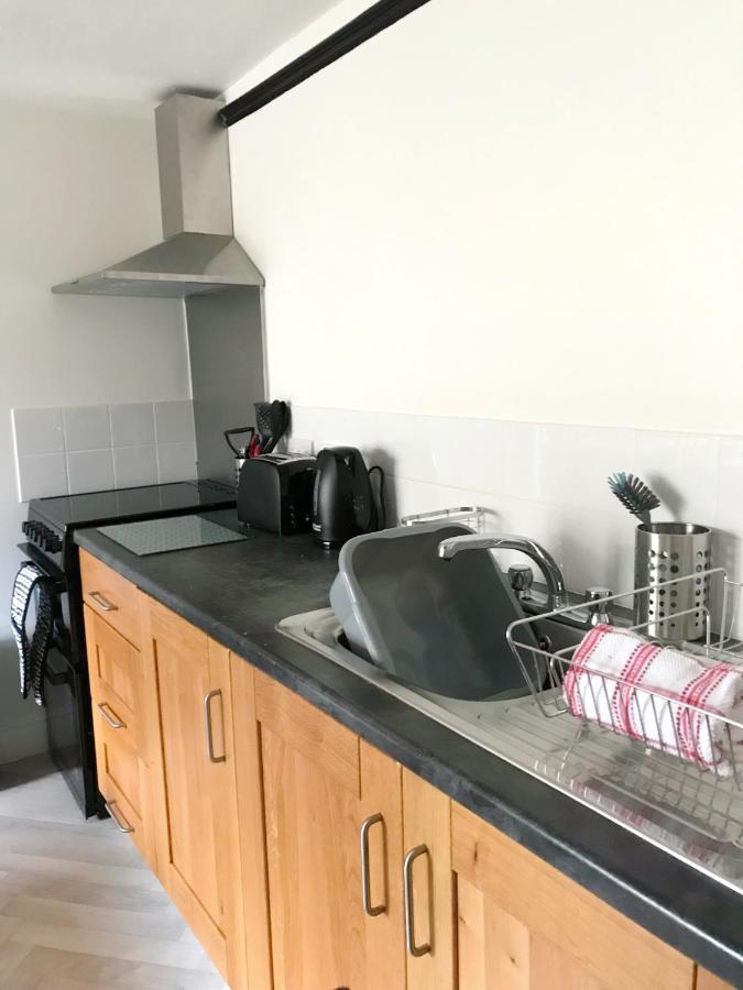 The Beach Hut - 1 Bedroom Apartment Near The Beach Борнмът Екстериор снимка