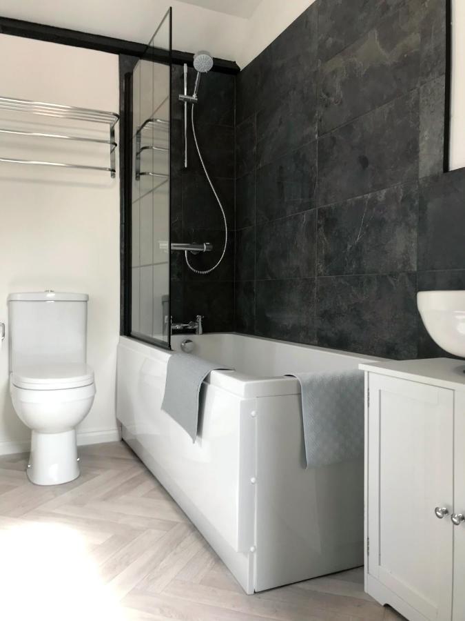 The Beach Hut - 1 Bedroom Apartment Near The Beach Борнмът Екстериор снимка