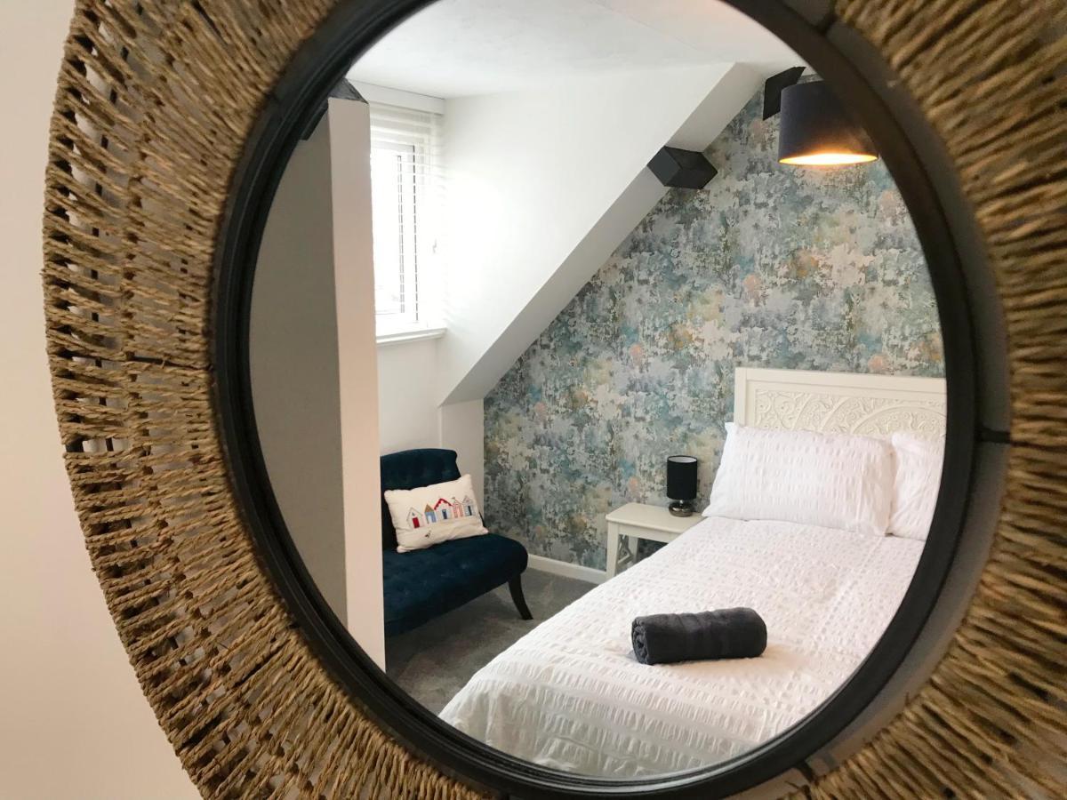 The Beach Hut - 1 Bedroom Apartment Near The Beach Борнмът Екстериор снимка