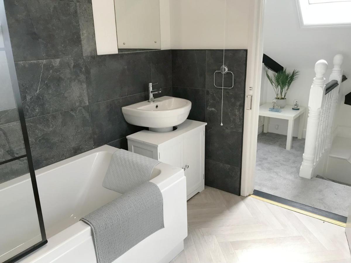 The Beach Hut - 1 Bedroom Apartment Near The Beach Борнмът Екстериор снимка