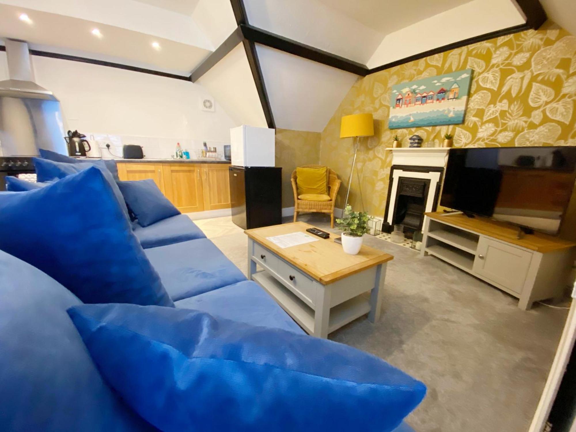 The Beach Hut - 1 Bedroom Apartment Near The Beach Борнмът Екстериор снимка